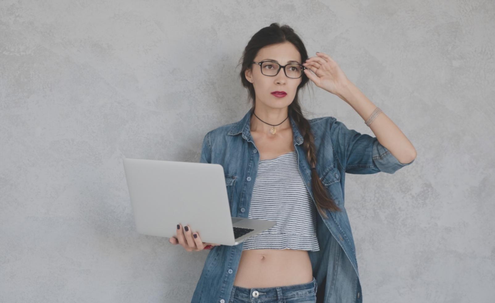 Teilnehmer während einer Präsentation zum Thema KI-Ethik